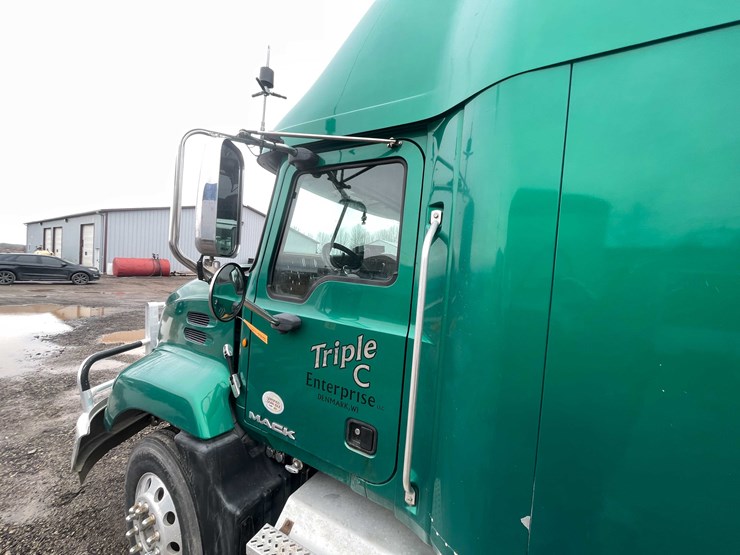#236-•-2011-mack-semi-tractor-(title-in-delay)-(denmark,-wi)-image-15
