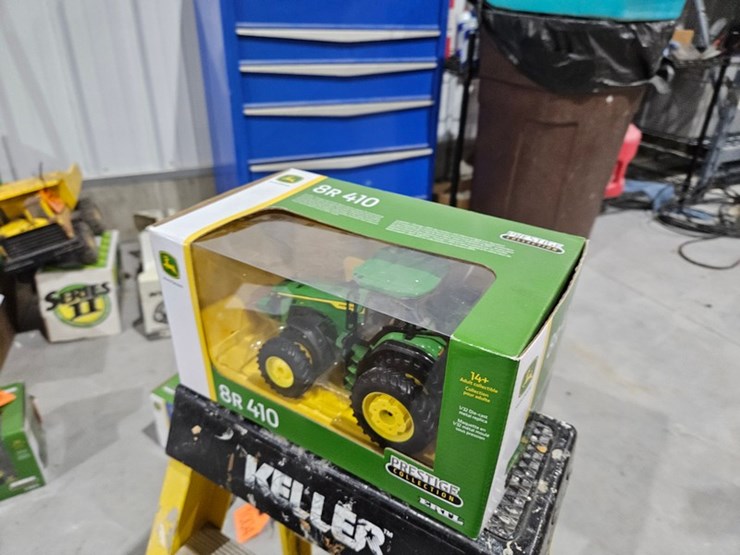 #1003-•-john-deere-8r-410-1/32-die-cast-toy-tractor-image-6