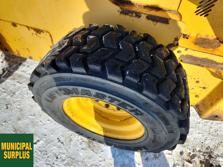2015-deere-326e-image-12