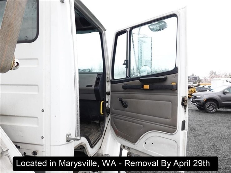 2003-freightliner-fl80-image-24