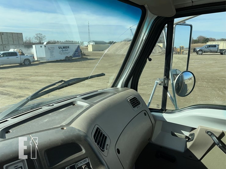 2005-sterling-lt9500-image-53