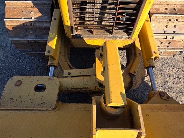 2005-caterpillar-d4g-xl-image-48