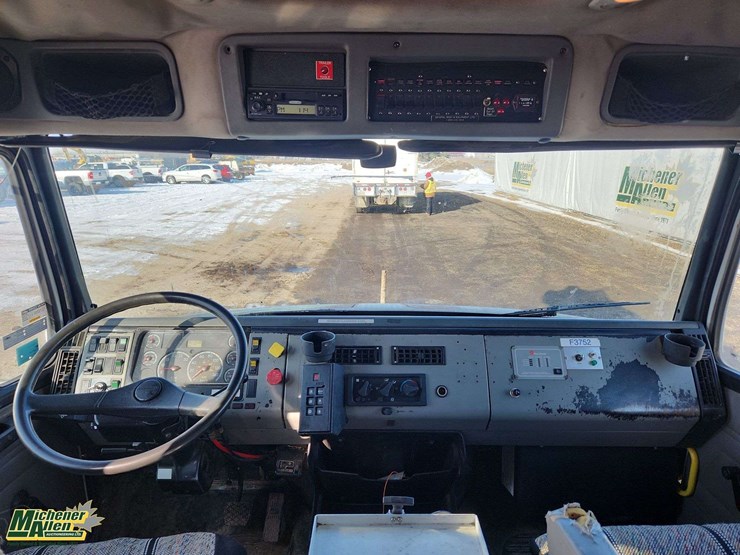 2004-freightliner-fl80-image-11