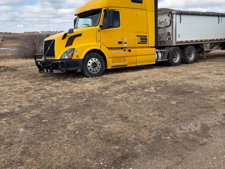 seller-#28.--2011-volvo-semi-truck-image-1