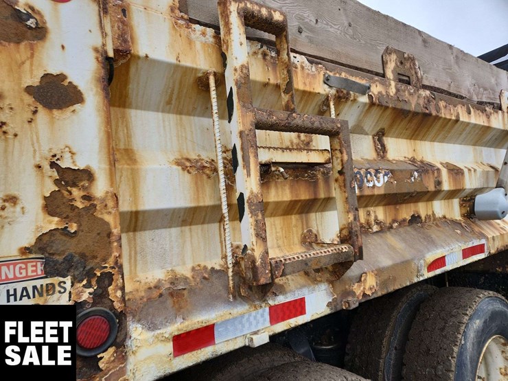 2018-freightliner-m2-106-image-45