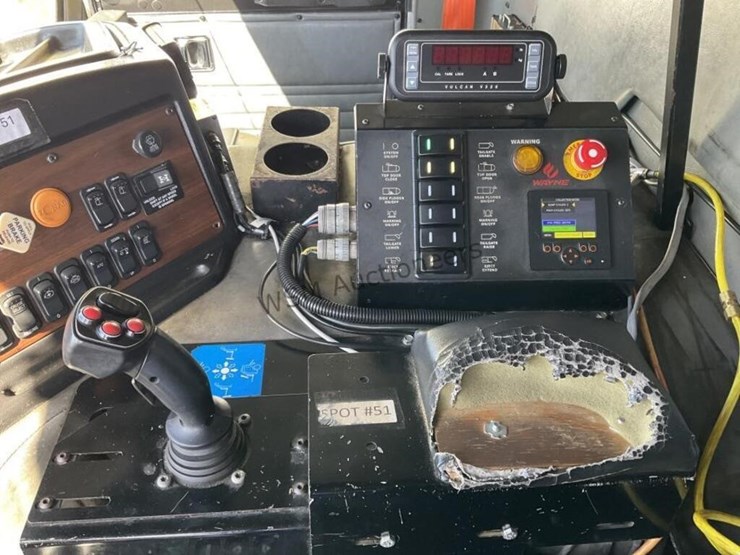 2014-peterbilt-320-image-22