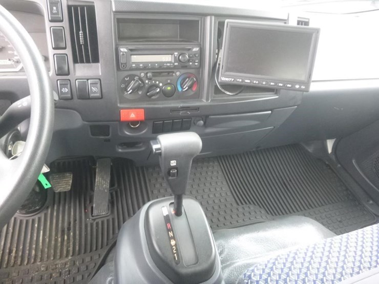 2023-isuzu-nrr-image-15