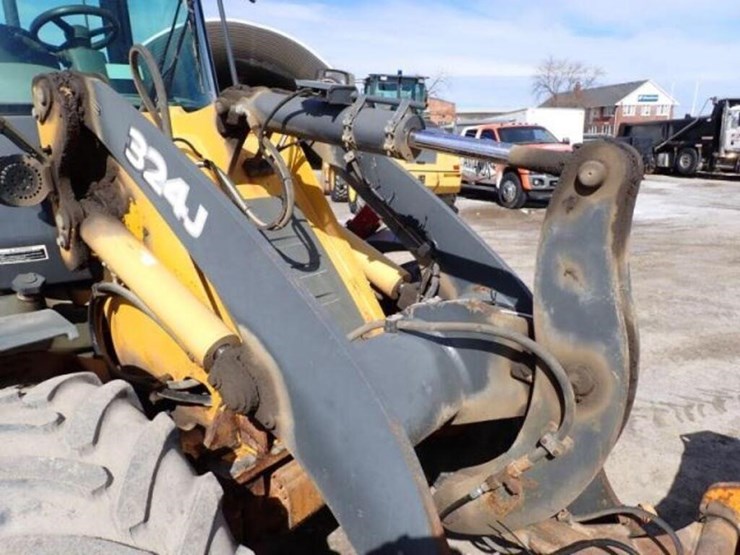 2014-deere-324j-image-30