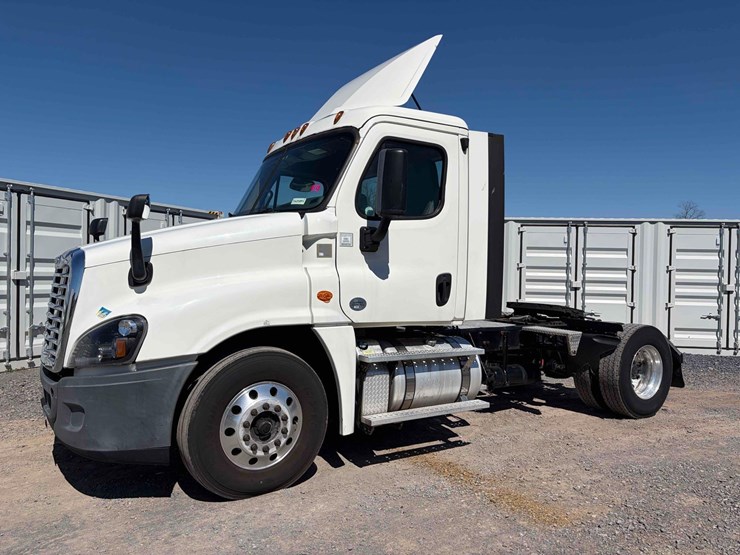 2018-freightliner-cascadia-single-axle-road-tractor-image-1