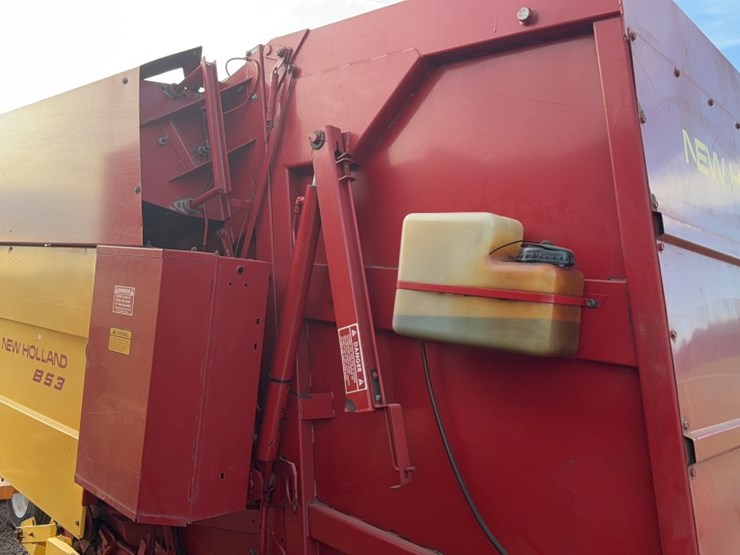 new-holland-853-image-7