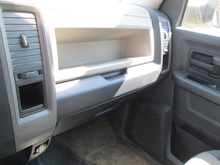 2011-dodge-3500-image-32