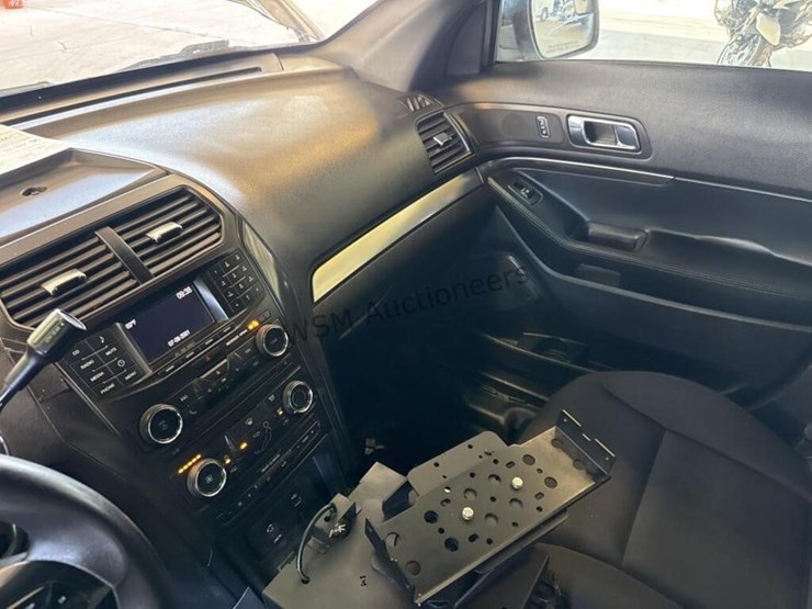 2016-ford-explorer-image-19