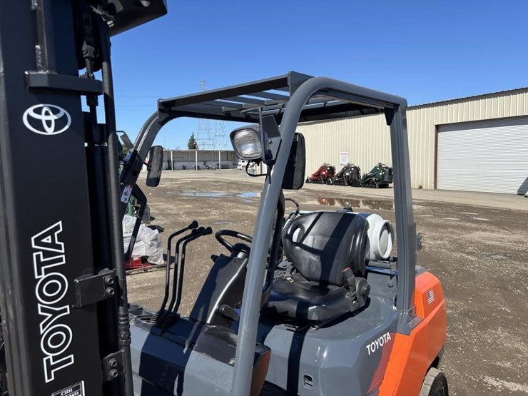 2017-toyota-8fgu30-image-16