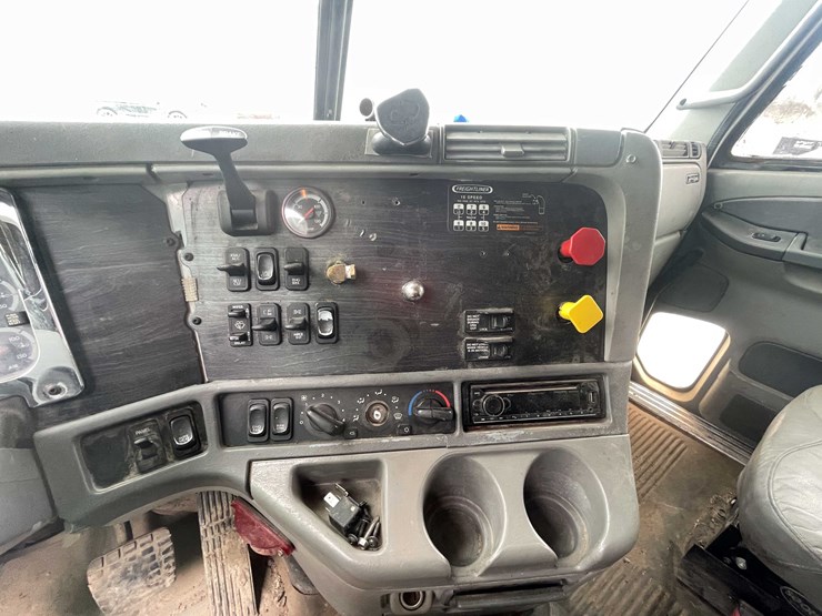 #238-•-2007-freightliner-semi-tractor-(title-in-delay)-(denmark,-wi)-image-51