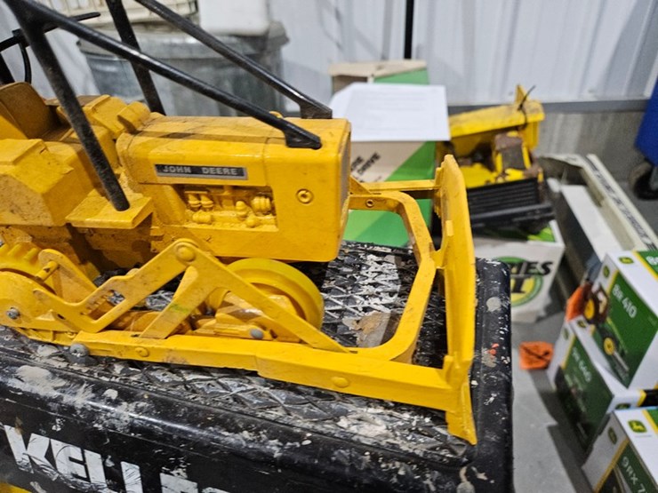 #983-•-john-deere-dozer-1/16-die-cast-toy-image-6