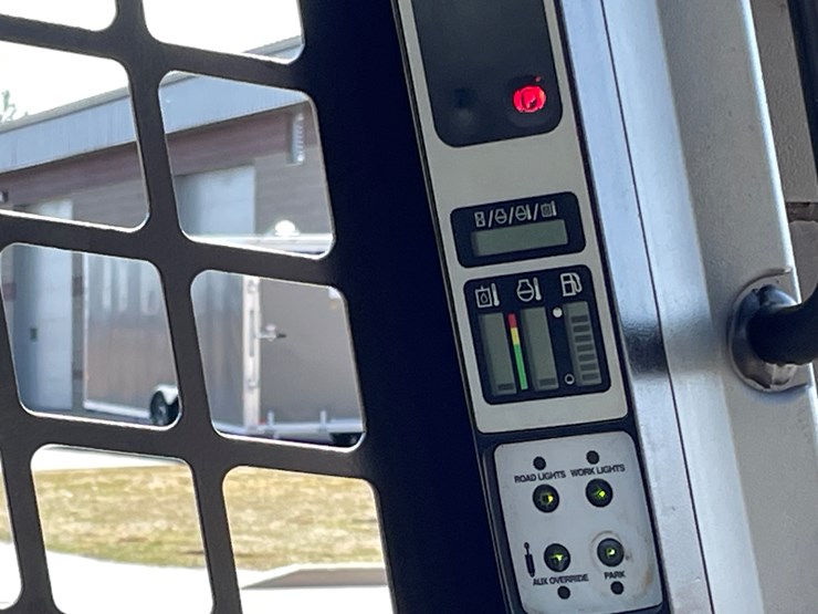 new-holland-l170-image-29