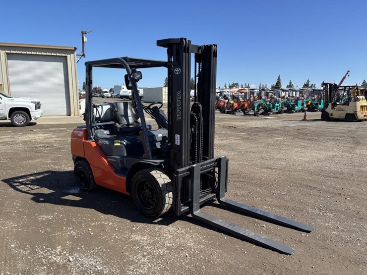 2017-toyota-8fgu30-image-2