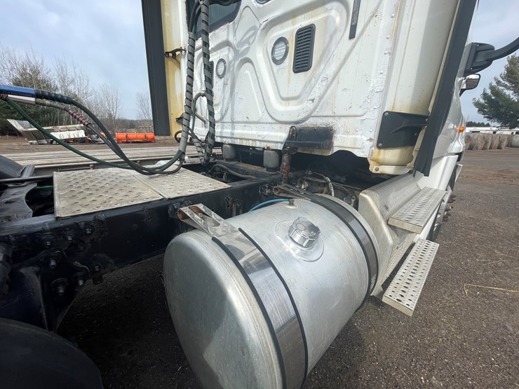 #232-•-2016-freightliner-truck-tractor-(has-wi-title)-(mora,-mn)-image-7