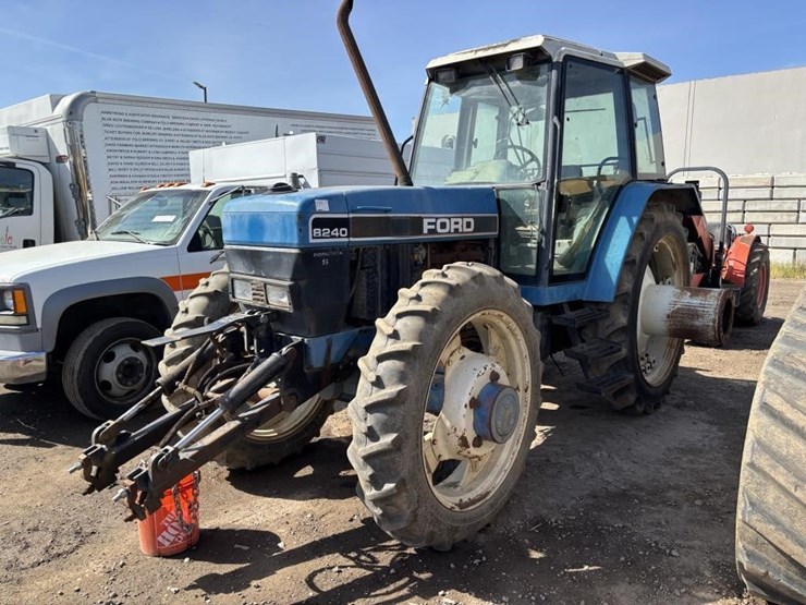 1995-new-holland-8240-image-1