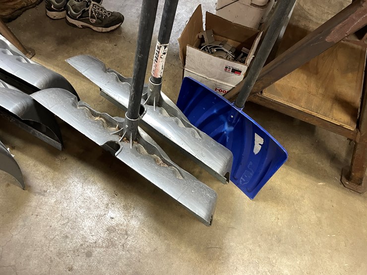 #2568-•-plastic-snow-shovels-(columbia-heights,-mn)-image-6