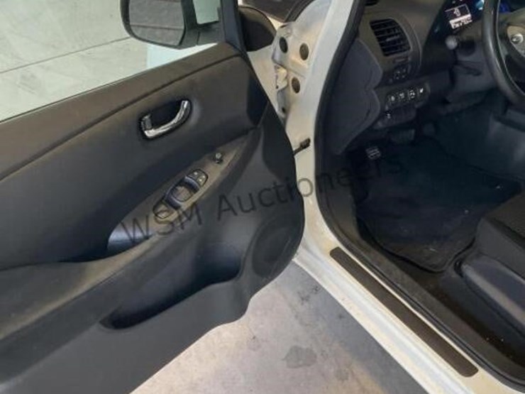 2015-nissan-leaf-s-hatchback-image-24