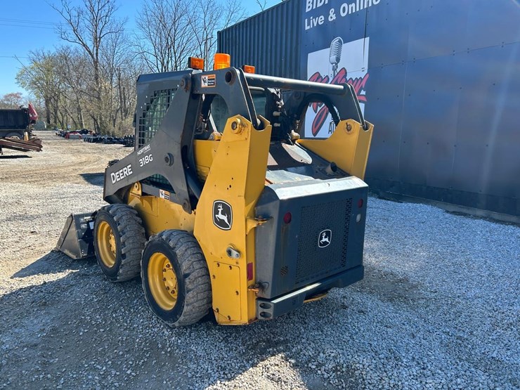 2019-deere-318g-image-2
