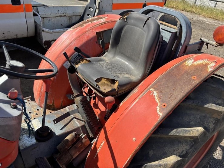 2005-kubota-m8200-image-6