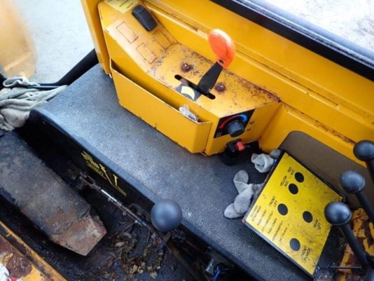 2004-trackless-rmt5t-series-v-4x4-sidewalk-tractor-image-15