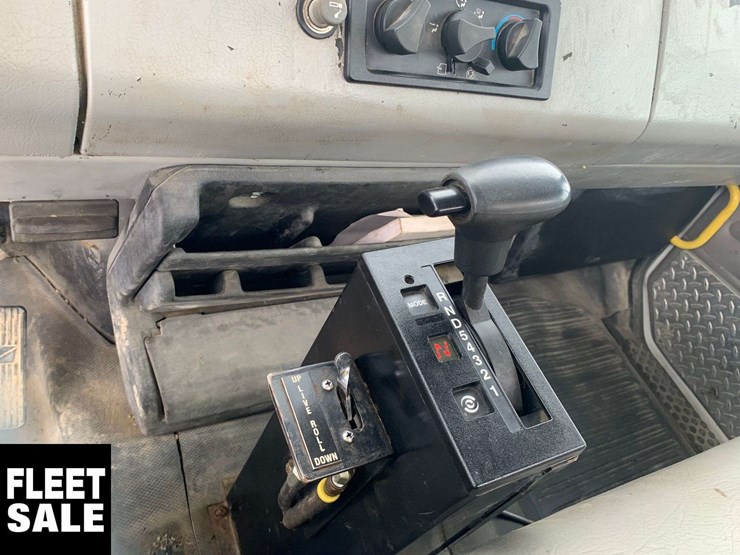 2003-freightliner-fl106-image-17