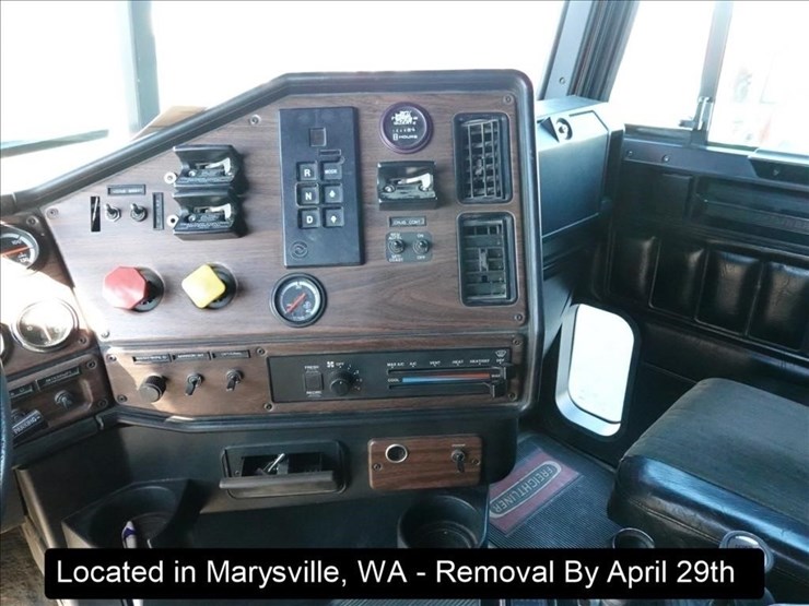 2001-freightliner-fld120-image-18