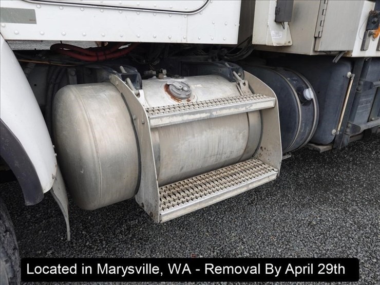 2011-peterbilt-348-image-43