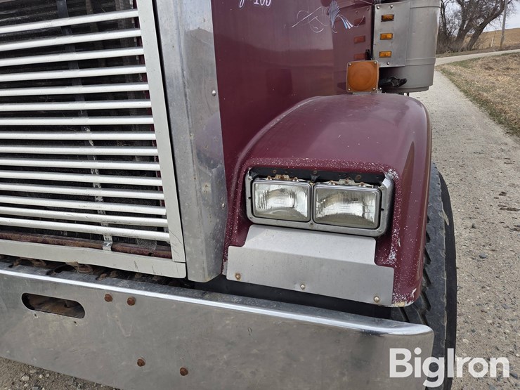 2000-freightliner-fld120-image-11