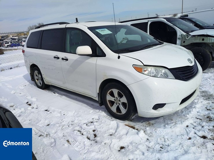 2013-toyota-sienna-image-4