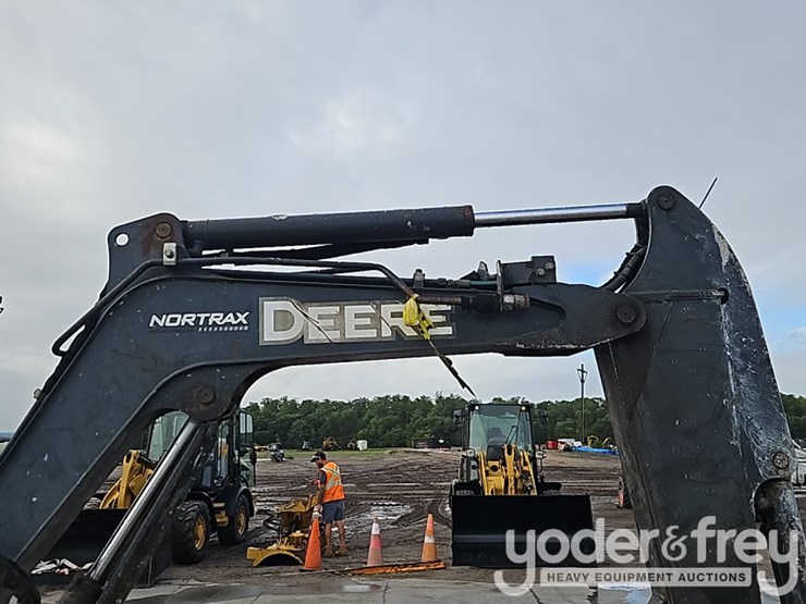 2015-deere-27d-image-16