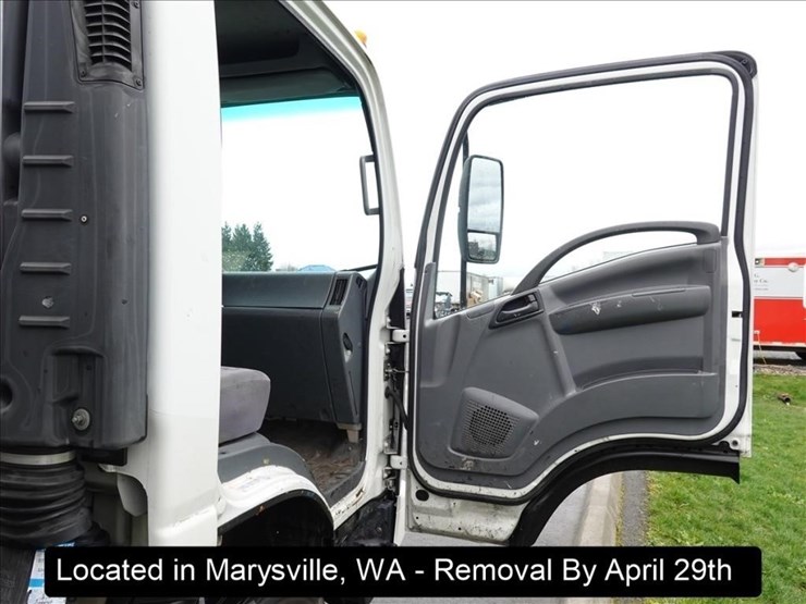 2016-isuzu-nqr-image-2