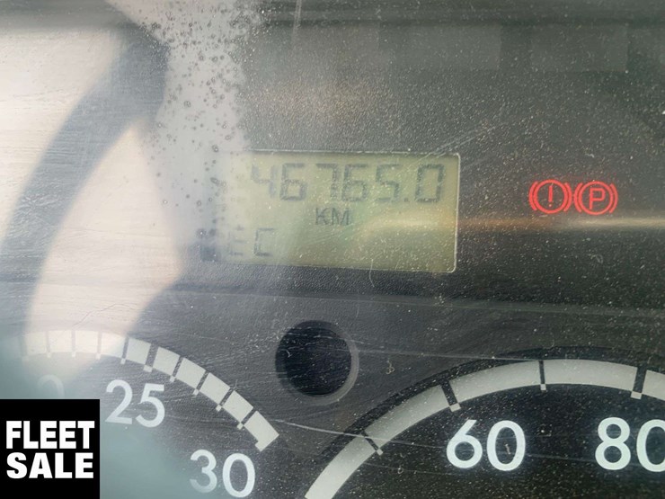 2001-freightliner-fl106-image-15