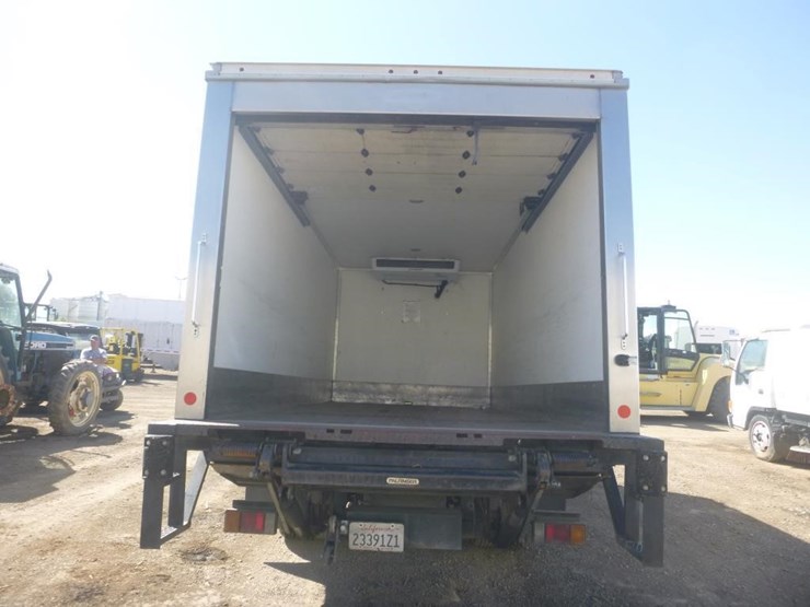 2016-isuzu-nqr-image-6