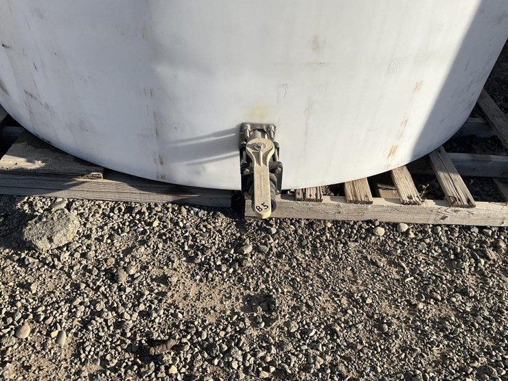 2800g-upright-poly-tank-image-2