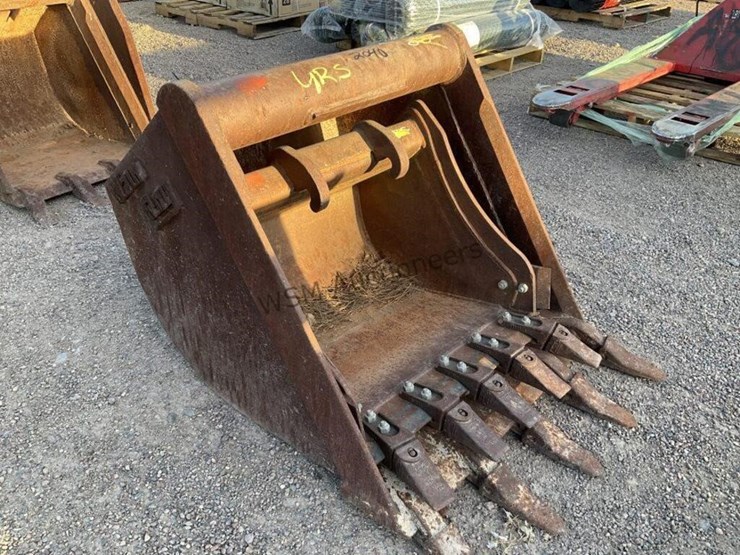 30in-&-24in-excavator-buckets-image-4