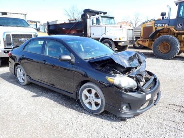 damaged-2013-toyota-corolla-sedan-2t1bu4ee1dc92192-image-3