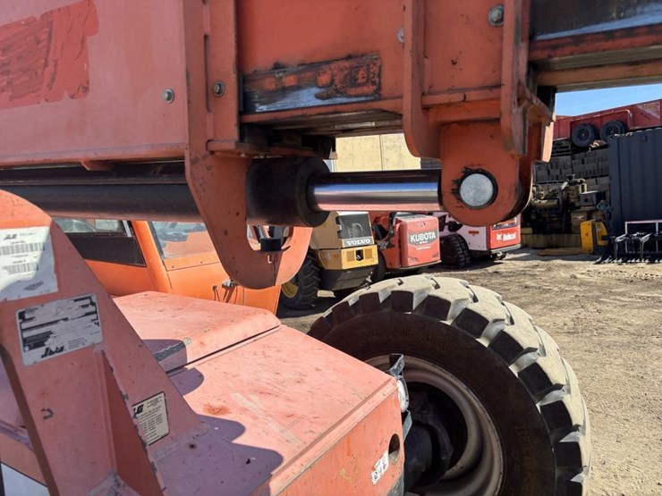 2014-jlg-8042-image-16