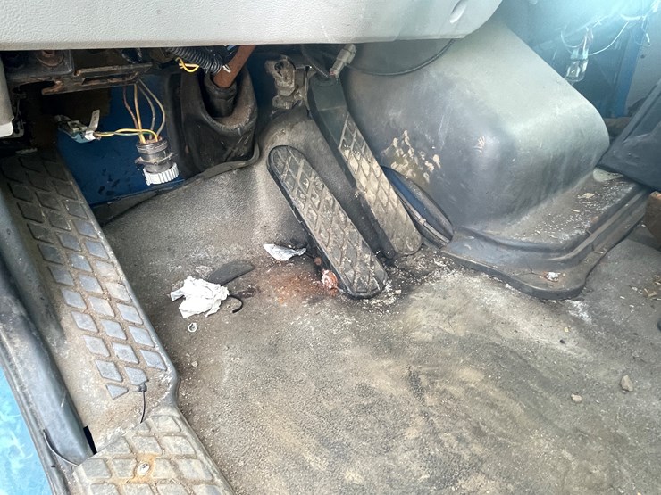 #242-•-2000-sterling-truck-tractor-(has-mn-title)-(mora,-mn)-image-64