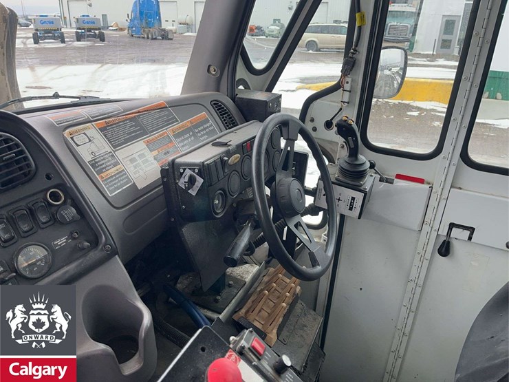 2016-freightliner-m2-106-image-18