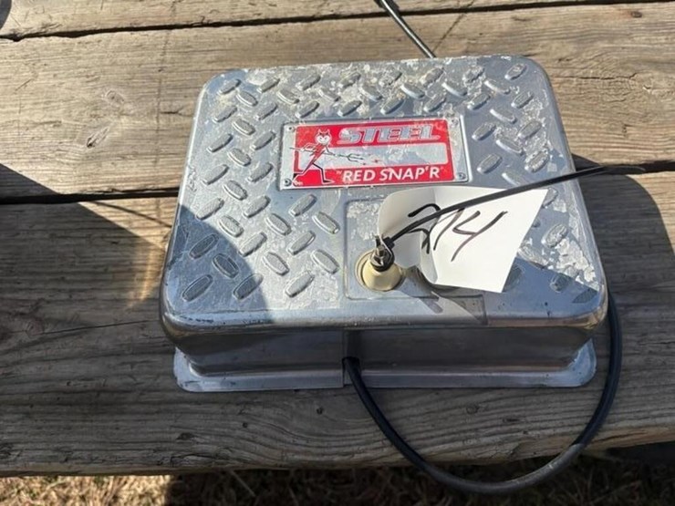 steel-red-snap'r-electric-fencer-image-2