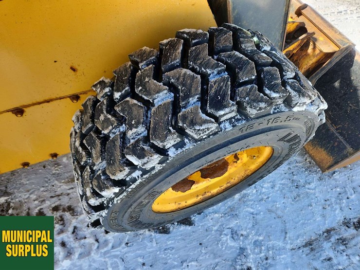 2015-deere-326e-image-10