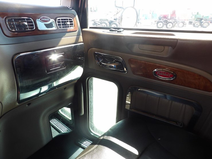 2008-peterbilt-389-image-37