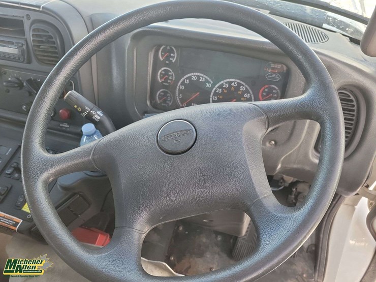 2015-freightliner-m2-106-image-23