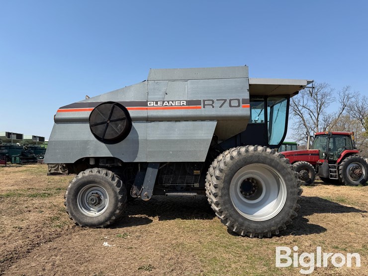 1990-gleaner-r70-image-4