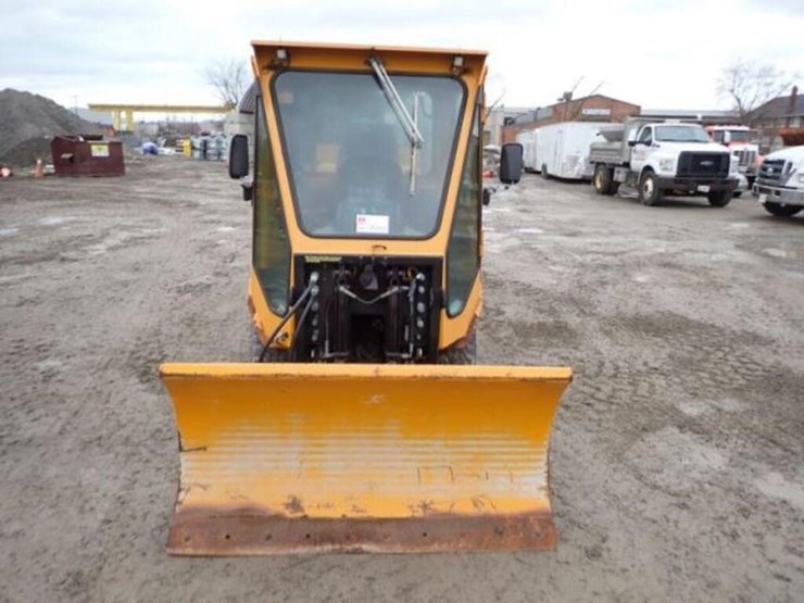 2004-trackless-rmt5t-series-v-4x4-sidewalk-tractor-image-2