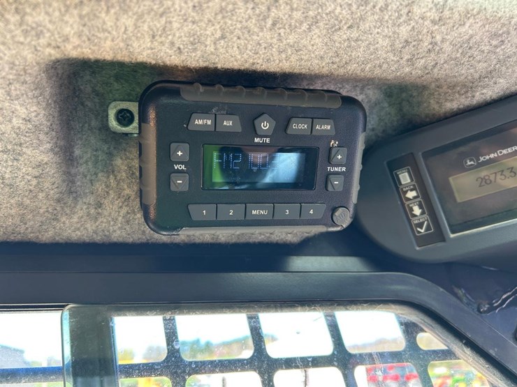 2019-deere-318g-image-23